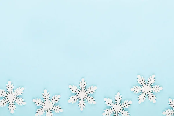 Χριστουγεννιάτικο φόντο. Λευκά στολίδια χιονιού σε ένα ροζ backgroun — Φωτογραφία Αρχείου