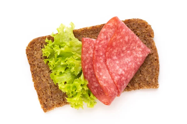 Sandwich à la saucisse de salami sur fond blanc. — Photo