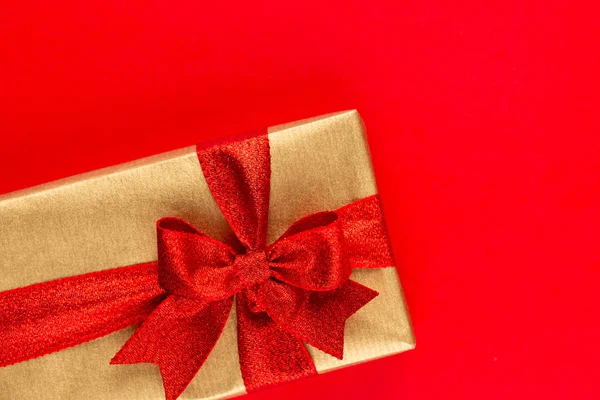 Confezioni regalo di Natale con nastri su tavolo rosso . — Foto Stock