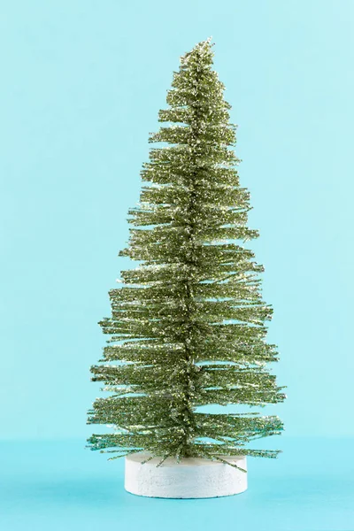 Árvore de Natal em fundo colorido pastel. Natal ou Novo Ye — Fotografia de Stock