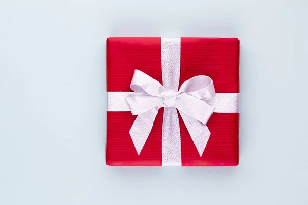 Cajas de regalo de Navidad sobre fondo pastel. — Foto de Stock