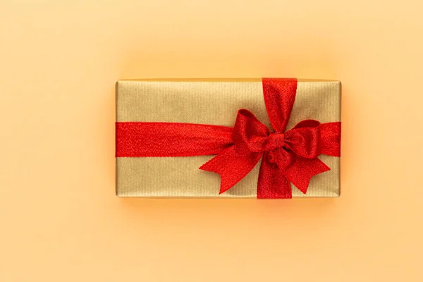 Caixas de presente de Natal com fitas na mesa de cor. — Fotografia de Stock