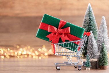 Tahtadaki renkli Noel ağacı, bokeh arkaplan. 