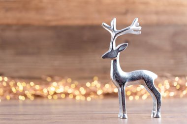 Tahtadaki renkli Noel ağacı, bokeh arkaplan. 