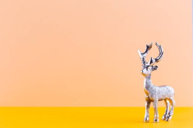 Pastel arka planda Noel geyiği. Noel ya da Yeni 