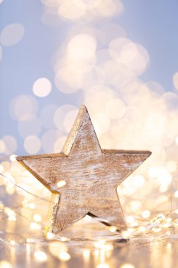 Mavi bokeh arka planında Noel dekoru.