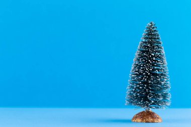 Pastel renkli arka planda Noel ağacı. Noel ya da Yeni Yıl