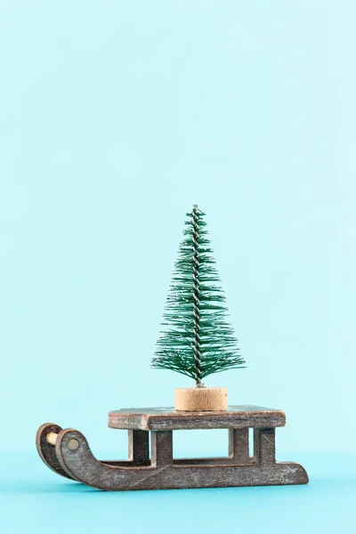 Árbol de Navidad con fondo de color pastel. Navidad o nuevo año — Foto de Stock