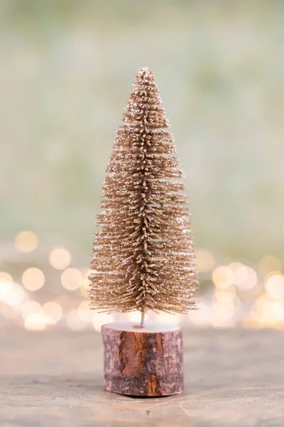 Albero di Natale colorato su sfondo verde, bokeh. — Foto Stock