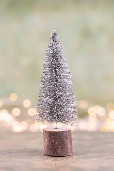 Albero di Natale colorato su sfondo verde, bokeh. — Foto Stock