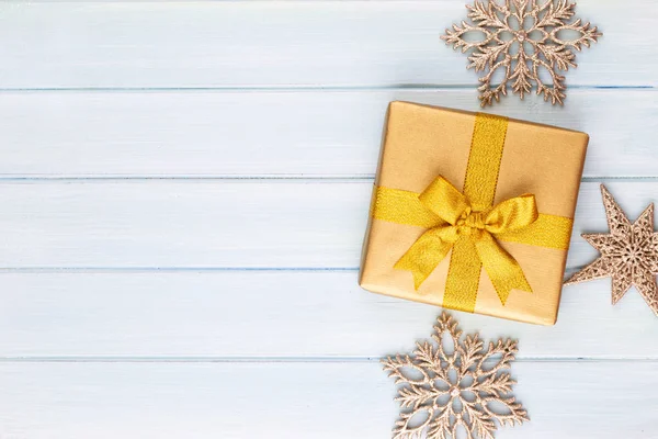 Navidad, caja de regalo de vacaciones sobre fondo rojo . — Foto de Stock