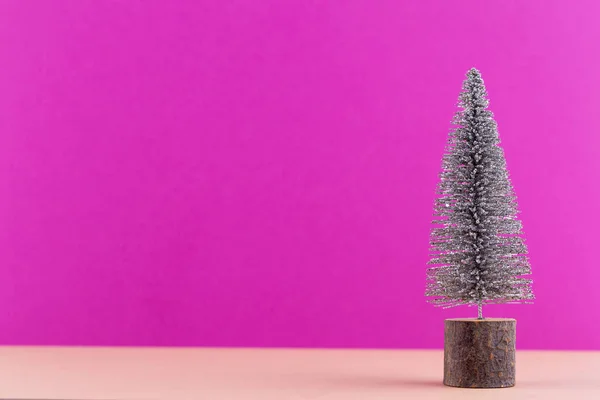 Albero di Natale su sfondo color pastello. Natale o Capodanno — Foto Stock