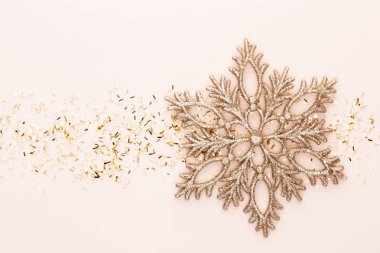 Noel dekorundan yaratılmış yaratıcı bir düzen. Düz yatış, üst görünüm. 