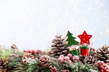 Bokeh arkaplanlı Noel ağacı. Mutlu Noeller.