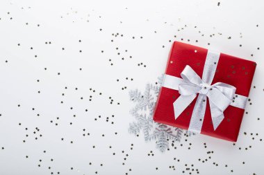 Hediye ya da hediye kutusu ve yıldız konfetisi renkli masa görünümünde. 