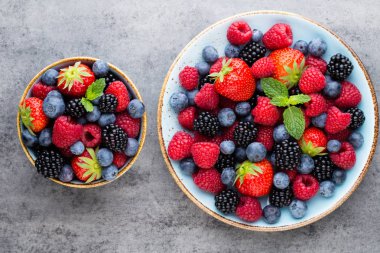 Mavi tabakta taze meyve salatası. Klasik ahşap arkaplan.
