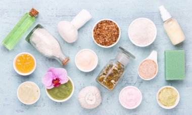 Deniz tuzu, aromaterapi yağı şişelerde ve orkide antika ahşap.