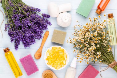 Yetiştirme ürünleri ve beyaz ahşap şeritte taze lavanta buketi.