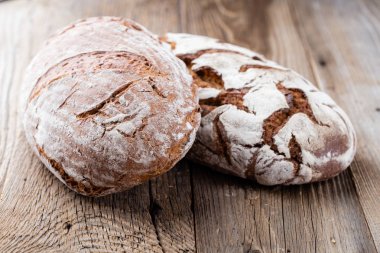 Ahşap arka planda altın kırsal ekmek ve çörekler