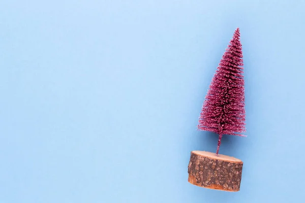 Albero di Natale su sfondo color pastello. Natale o Capodanno — Foto Stock