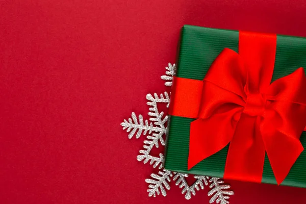 Natal, caixa de presente de férias no fundo vermelho . — Fotografia de Stock