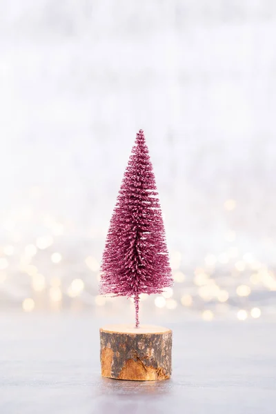 Albero di Natale su argento, bokeh sfondo. — Foto Stock