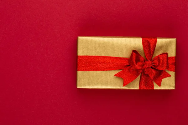 Navidad, caja de regalo de vacaciones sobre fondo rojo . — Foto de Stock