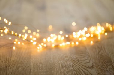 Noel tebrik kartı. Bokeh arka planında şenlik dekorasyonu. Yeni yıl konsepti. Uzayı kopyala Düz yatıyordu. Üst görünüm.