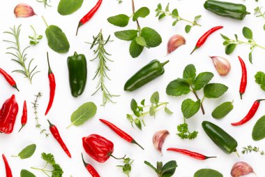 Baharatlı bitkisel yapraklar ve beyaz arka planda kırmızı biber. Sebze deseni. Çiçekler ve sebzeler beyaz arka planda. Üst manzara, düz uzanma.
