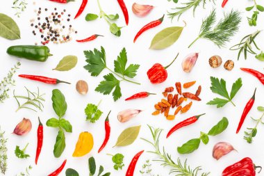 Baharatlı bitkisel yapraklar ve beyaz arka planda kırmızı biber. Sebze deseni. Çiçekler ve sebzeler beyaz arka planda. Üst manzara, düz uzanma.