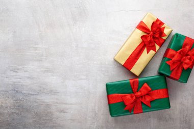 Noel afişi. Arka plan Xmas tasarımı, gerçekçi hediye kutuları ve parıltılı konfetilerle. Yatay Noel posteri, tebrik kartları.