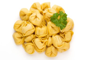 Çiğ makarna, otlu tortellini..