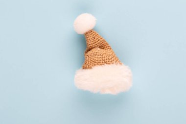 Pastel arka planda Noel süslemeleri. Noel kompozisyonu. Düz konum, üst görünüm, kopyalama alanı.