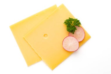 Beyaz arka planda izole edilmiş peynir dilimi.