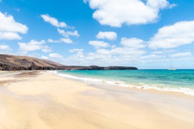 Güzel sahil manzarası ve tropikal Lanzarote denizi. Kanaryalar