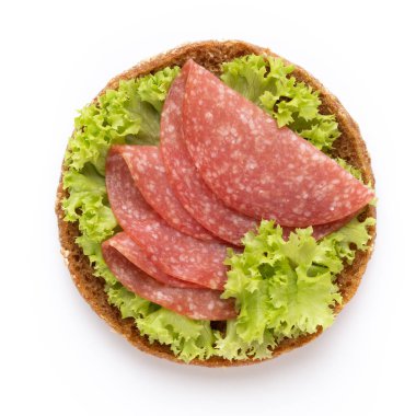 Beyaz arka planda salamlı sandviç.. 