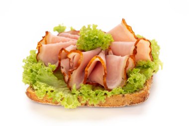 Beyaz arka planda domuz jambonlu sandviç..