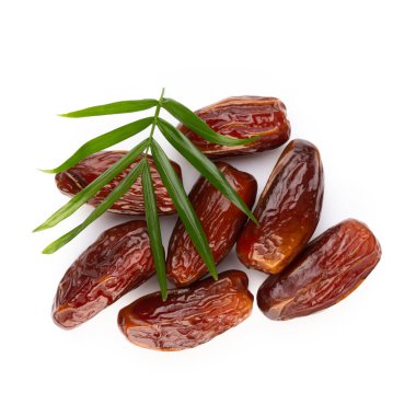 Kuru tarihler beyaz arkaplanda izole edilmiş. Üst Manzara. Düz uzanma deseni.