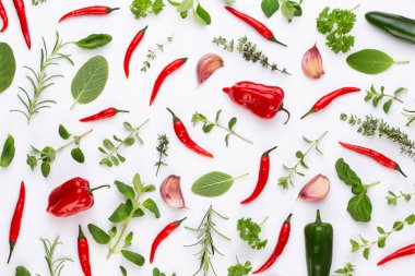 Baharatlı bitkisel yapraklar ve beyaz arka planda kırmızı biber. Sebze deseni. Çiçekler ve sebzeler beyaz arka planda. Üst manzara, düz uzanma.