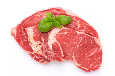 Beyaz arka planda taze çiğ biftek izole edilmiş..