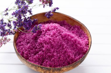 Doğal deniz tuzlu spa seti. Salon tedavisi daveti için spa konsepti veya şablonu. 