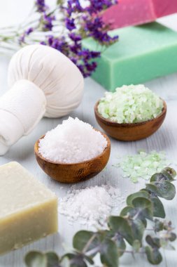 Doğal deniz tuzlu spa seti. Salon tedavisi daveti için spa konsepti veya şablonu. 