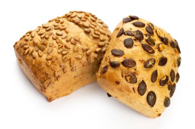 Beyaz arka planda çavdar ekmeği..