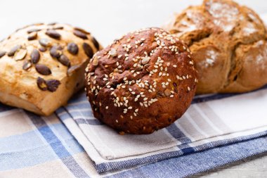 Koyu gri mutfak masasında taze pişmiş ekmek..