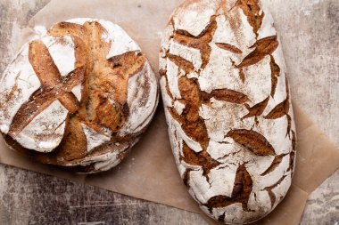 Ekmek arkaplan, üst görünüm, siyah ve çavdar somunları.