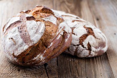 Ekmek arkaplan, üst görünüm, siyah ve çavdar somunları.