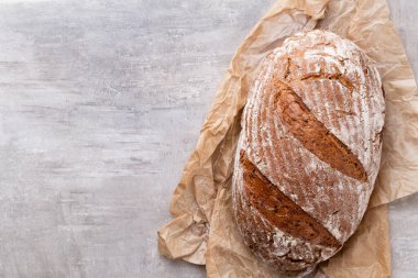 Ekmek arkaplan, üst görünüm, siyah ve çavdar somunları.