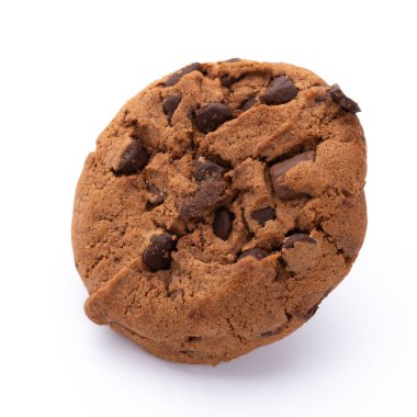 Beyaz arka planda izole edilmiş çikolatalı kurabiyeler. Tatlı bisküviler. Ev yapımı pasta.. 