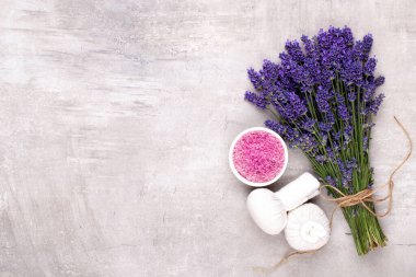 Temel yağ ve lavanta, papatya çayı deniz tuzu, spa, çiçekli üst görünüm..