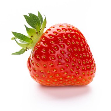 İzole edilmiş çilek. Tek çilekli meyve beyaz arkaplanda izole edilmiş, kırpma yolu ile - resim